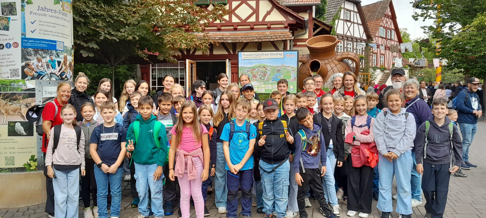 Gruppe der Messdiener, die nach Trippsdrill gefahren ist. (c) KS Gruppe der Messdiener, die nach Trippsdrill gefahren ist.